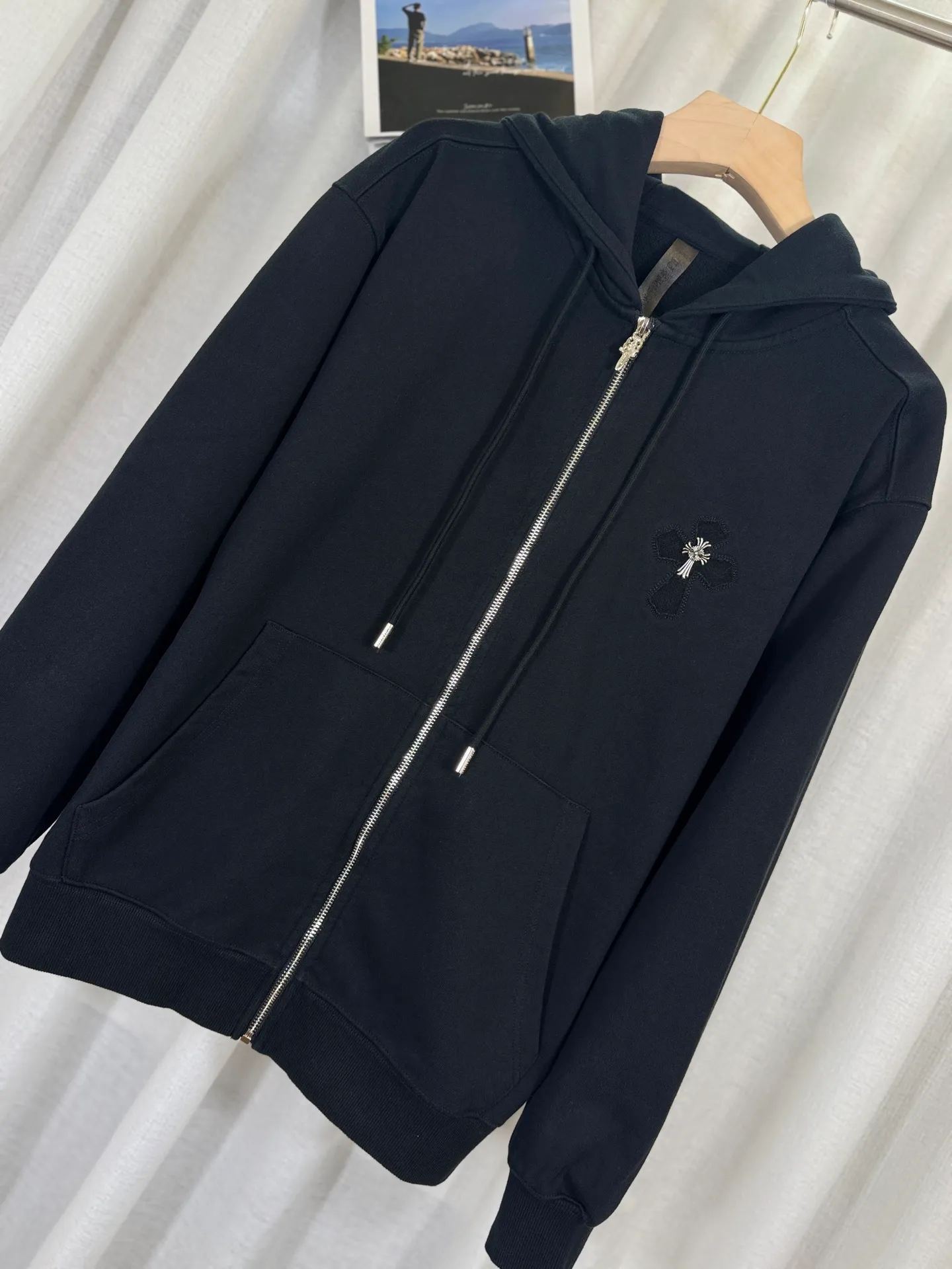 P350 top version, real shot without P, ​​different from market currency) 𝗖𝗵𝗿𝗼𝗺𝗲 𝗛𝗲𝗮𝗿𝘁𝘀/Cro Heart 2025 Washed Burnt Patches Embroidered Autumn and Winter New Original Counter American Laser Burnt 3D Couple Casual Cardigan Sweatshirt 👑The highest version! Customized fabric 480g tripe terry fabric! American acid-washed and distressed original fabric, laser burning + patch embroidery, exquisite embroidery of letters! The best-selling model in the counter, very comfortable to wear. Accessories: original molded and authenticated collar label➕100% silk wash label. Genuine purchase-grade original hangtag➕matching hanging rope➕3D hanging beads➕original packaging bag. Craftsmanship: The original version has consistent wiring! The highest version of the armhole matching technique! Color: Beige Black Size: S M L XL Style No.: 25-320